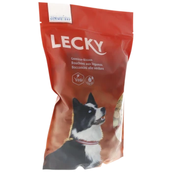 Rote Tüte mit LECKY Hundeleckerlis, auf der Vorderseite ein schwarz-weißer Hund, beschriftet mit "Gemüse-Bissen" und "VEGI."