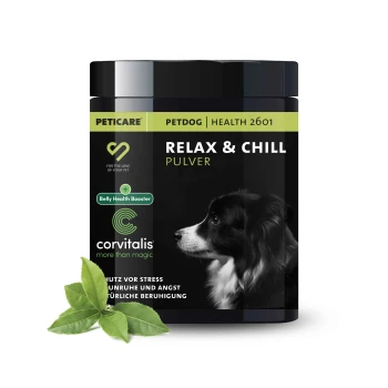 Schwarzer Behälter mit "Relax & Chill"-Pulver für Hunde, mit einem Profilbild eines Hundes, mit Text, der Stressabbau und einen Magen-Gesundheitsbooster hervorhebt.