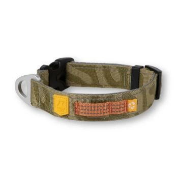 Halsband für Hunde im Camouflage-Muster mit einer schwarzen Schnalle, silbernem D-Ring und orangefarbenen sowie gelben Etiketten.