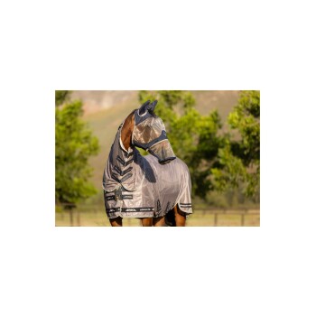 Ein Pferd trägt eine hellgraue Schutzdecke gegen Fliegen mit einer passenden Fliegenmaske, steht auf einer grünen Wiese mit Bäumen im Hintergrund.