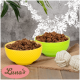 Zwei bunte Schalen mit Haustierfutter, gelb und grün, auf einer Holzoberfläche mit einem Jutesack und weißen Seilspielzeugen. "Luna's" Logo in Pink.