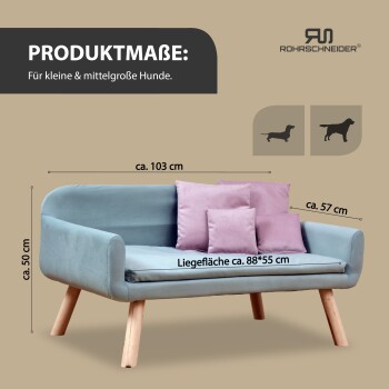 Ein gemütliches Wohnzimmer mit einem hellblauen Haustiersofa mit vier rosa Kissen, einem gewebten Teppich, einem modernen Sessel und einem weißen Kamin.