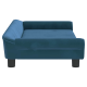 Blaues Samt-Haustiersofa mit niedrigem Profil und plüschiger Polsterung, mit abgerundeten Kanten und schwarzen Holzbeinen.
