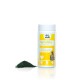 Behälter mit Spirulina-Nahrungsergänzungsmittel für Haustiere, mit einem gelben Etikett mit einem Bild von Hund und Katze und einem Haufen grünen Pulvers daneben.