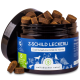 Ein Glas mit Hundeleckerlis, beschriftet mit "Z-SCHILD LECKERLI" in einem blauen und grünen Design, das braune, würfelförmige Snacks enthält.
