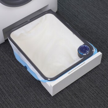 Eine Haustierabfallentsorgungseinheit mit einem weißen Sockel und einer herausnehmbaren Schale, die mit einem blauen Plastikbeutel ausgekleidet ist, auf einem dunklen Teppich platziert.