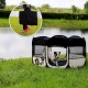 Ein kleiner Hund steht in einem tragbaren Haustierspielbereich am See, mit einer Person, die eine schwarze Tragetasche im Bild hält.