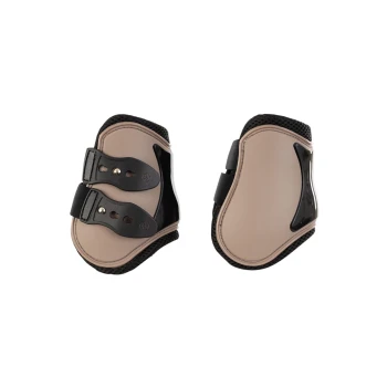 Zwei Pferdebeinschützer in Beige und Schwarz, mit einem schlanken Design und verstellbaren Riemen für einen sicheren Sitz.