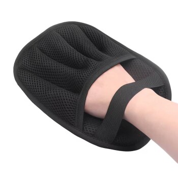 Schwarzer Netz-Haustierpflegehandschuh mit einer Hand darin, entworfen zum Bürsten und Entfernen von losem Fell.