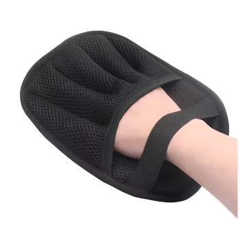 Schwarzer Netz-Haustierpflegehandschuh mit einer Hand darin, entworfen zum Bürsten und Entfernen von losem Fell.