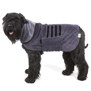 Ein schwarzer Hund trägt einen dunkelgrauen Fleece-Mantel mit Kapuze, der eine Tasche und Belüftungsschlitze an der Seite hat.