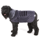 Ein schwarzer Hund trägt einen dunkelgrauen Fleece-Mantel mit Kapuze, der eine Tasche und Belüftungsschlitze an der Seite hat.