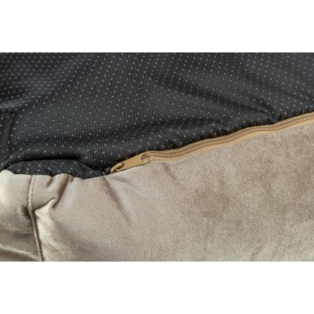 Nahaufnahme eines Haustierbettes mit einem weichen beigen Stoff und einer schwarzen gepunkteten Oberseite mit einem sichtbaren Reißverschluss für einfache Entfernung und Reinigung.