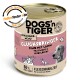 Dose mit Hundefutter, gekennzeichnet mit "Dogs'n Tiger", mit "Glücksbringer" mit Rind- und Lammfleisch, Pastinake und Heidelbeere. Enthält 60% Rind- und Lammfleisch.
