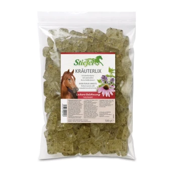 Eine durchsichtige Tüte mit grünen Kräuter-Horse-Sweets mit der Aufschrift "Stiefel Kräuterlix" und einem Pferdebild sowie "Leckere Belohnung" auf Deutsch und Englisch.