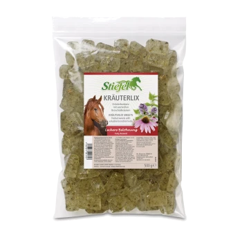 Eine durchsichtige Tüte mit grünen Kräuter-Horse-Sweets mit der Aufschrift "Stiefel Kräuterlix" und einem Pferdebild sowie "Leckere Belohnung" auf Deutsch und Englisch.