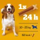 Hund, der vor einem leuchtend orangefarbenen Hintergrund steht, mit einer Grafik für Hundeleckerlis, die "1x 24 h" zeigt, geeignet für Hunde mit einem Gewicht von 10-25 kg, enthält 82 kcal.