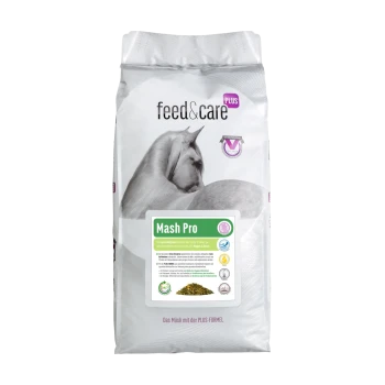 Eine Tüte "Mash Pro" Pferdefutter von der Marke feed&care, mit einer grauen Pferdesilhouette, Nährwertinformationen und einem grünen Etikett.