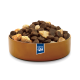 Eine Schüssel gefüllt mit dunkelbraunen Tierfutterkroketten und hellen Fleischstücken, mit dem NutriQM-Logo an der Seite.
