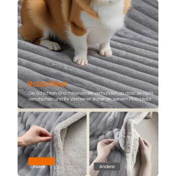 Corgi steht auf einer grauen rutschfesten Haustierdecke mit deutschem Text, der die rutschhemmende Eigenschaft und den Stoffvergleich beschreibt.