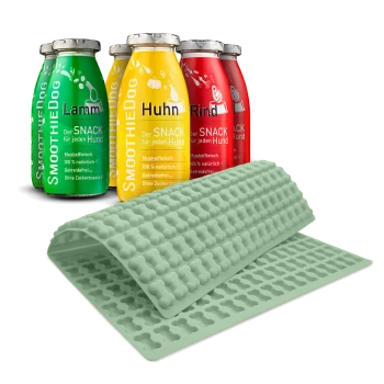 Drei bunte Flaschen mit der Aufschrift "SmoothieDog" in grün (Lamm), gelb (Huhn) und rot (Rind) mit einer gelben Silikonmatte für Haustiersnacks.