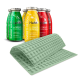 Drei bunte Flaschen mit der Aufschrift "SmoothieDog" in grün (Lamm), gelb (Huhn) und rot (Rind) mit einer gelben Silikonmatte für Haustiersnacks.