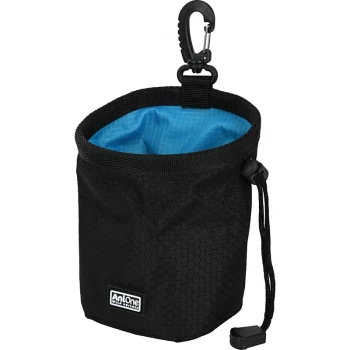 Schwarze Leckerlitasche für Haustiere mit blauem Innenraum, mit einem Clip zur Befestigung und einem Kordelzugverschluss.