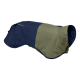 Ein Hundemantel in Marineblau und Olivgrün, mit dem Markennamen "RUFFWEAR" an der Seite, entworfen für den Outdoor-Einsatz.