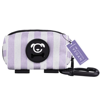 Lila und weiß gestreifter Haustierabfallbeutelspender mit einem schwarzen, knochenförmigen Knopf und einem Etikett mit der Aufschrift "Vegan Approved."