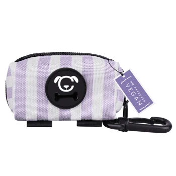 Lila und weiß gestreifter Haustierabfallbeutelspender mit einem schwarzen, knochenförmigen Knopf und einem Etikett mit der Aufschrift "Vegan Approved."