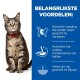 Een tabby kat in een rode halsband zit tegen een blauwe achtergrond met tekst over klinische dieetvoordelen voor gewichtsverlies en stofwisseling.