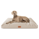 Ein hellbeiges Hundebett mit einer plüschigen Oberfläche, auf dem ein Hund bequem liegt. Das Bett hat ein kleines braunes Etikett mit einer Hundesilhouette.
