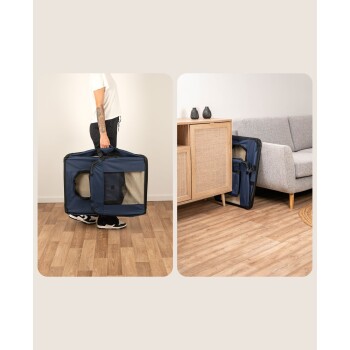 Ein grau-weißer Siberian Husky schaut aus einer blauen Haustierbox mit Netzseiten, die für Reisen oder zur Unterbringung konzipiert ist.