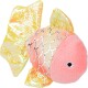 Pluche visspeeltje: roze pluizige kop, pastellichaam met zilveren schubpatroon en iriserende gele vinnen.