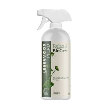 Eine Sprühflasche mit der Aufschrift "Relax BioCare" in grünem Design, mit dem Text "Lebermoos Pferd" und "Unterstützt die Regeneration der Haut."