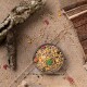 Eine Schüssel mit buntem Haustiervogel-Futter, gefüllt mit Samen, Körnern und getrockneten Früchten, umgeben von verstreuten Samen auf einem Jutesack-Hintergrund.