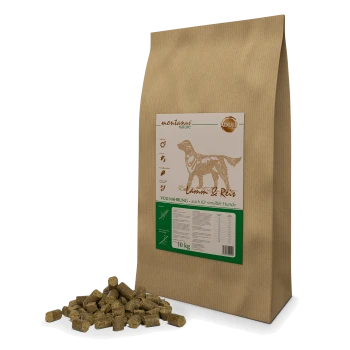 Braune Papiertüte mit Hundefutter, beschriftet mit "Lamm & Reis", mit einer Silhouette eines Hundes, die Kibble-Stücke auf dem Boden zeigt.