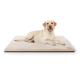 Ein hellfarbener Labrador Retriever liegt bequem auf einem plüschigen, beigen Haustierbett mit einer schwarzen Basis.