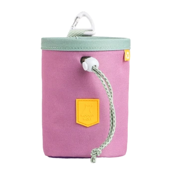 Eine lila Haustier-Leckerlitasche mit einem mintgrünen oberen Teil, mit einem gelben "Woolli Wolf"-Logo und einem Karabinerclip für eine einfache Befestigung.