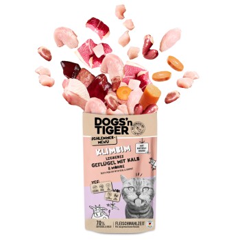Eine Tüte Hundefutter von DOGS'n TIGER mit einer verspielten Katzen-Grafik und fliegendem Fleisch und Karotten, beschriftet "Klimbi, leckeres Geflügel mit Kalb & Möhre."