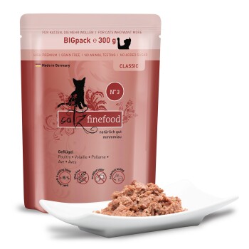 Catz finefood Classic Katzenfutter, 300g rosa Beutel, Geflügel auf einem weißen Teller, mit Etiketten für keinen Zuckerzusatz und keine Tierversuche.