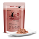 Catz finefood Classic Katzenfutter, 300g rosa Beutel, Geflügel auf einem weißen Teller, mit Etiketten für keinen Zuckerzusatz und keine Tierversuche.
