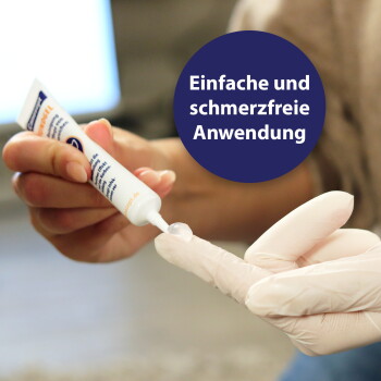 Person drückt klares Gel aus einer Tube auf einen behandschuhten Finger; blaues Abzeichen lautet 'Einfache und schmerzfreie Anwendung.'