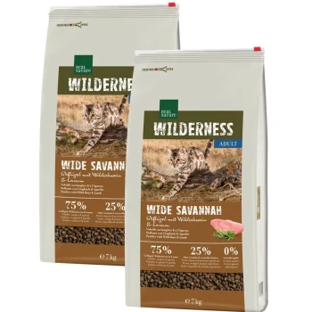 Zwei 7 kg Beutel Real Nature Wilderness Katzenfutter, "Wide Savannah", mit einem Wildkatzenbild, 75% Geflügel und Wildschwein, 25% Früchte und Gemüse.