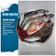 Un bol de poissons entiers—sardines, merlu, maquereau—entouré de baies rouges, étiqueté "RÉGIME WHOLEPREY POISSON SAUVAGE."