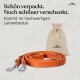 Orangefarbene Leder-Hundeleine, zusammengerollt neben einem beigen Leinensäckchen mit Kordelzug, mit deutschem Text über hochwertige Verpackung.