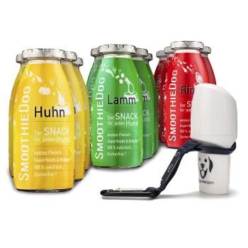 SmoothieDog-Haustiersnacks in gelben (Huhn), grünen (Lamm) und roten (Rind) Flaschen, mit einem weißen Flaschenhalter an der Seite.