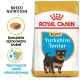 Torba karmy dla psów Royal Canin Puppy Yorkshire Terrier z małym szczeniakiem rasy Yorkshire Terrier, z tekstem podkreślającym odżywianie rasy i wsparcie odporności.