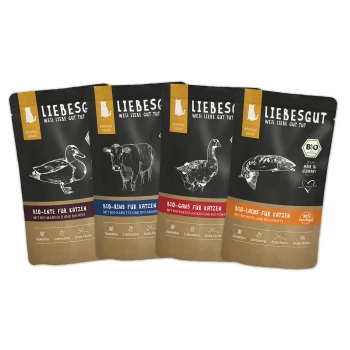 Vier LIEBESGUT Bio-Katzenfutterbeutel mit Illustrationen von Ente, Rind, Gans und Lachs sowie den Aufschriften "Bio" und "für Katzen".