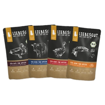Vier LIEBESGUT Bio-Katzenfutterbeutel mit Illustrationen von Ente, Rind, Gans und Lachs sowie den Aufschriften "Bio" und "für Katzen".